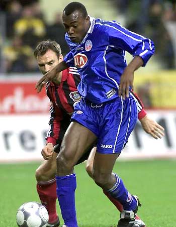 意甲-赖因德斯传射阿里首秀被罚下 米兰2-1胜科莫